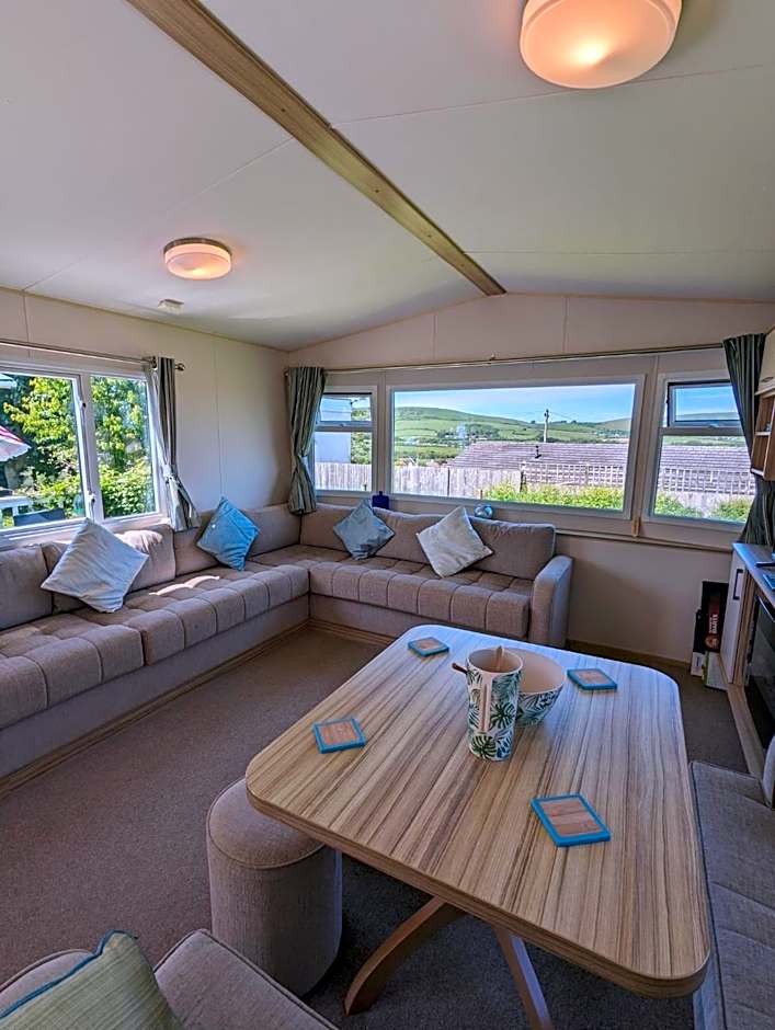 LOVELY BRIGHT MODERN CARAVAN SWANAGE on PEACEFUL AND TRANQUIL HOLIDAY PARK