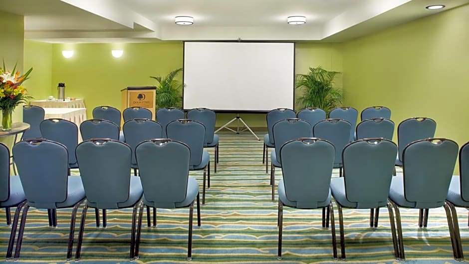 DoubleTree by Hilton Alana Waikiki Beach