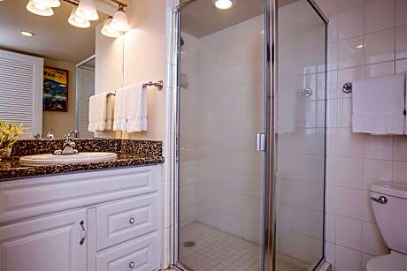 1 Bedroom / 2 Bath Oceanfront Suite