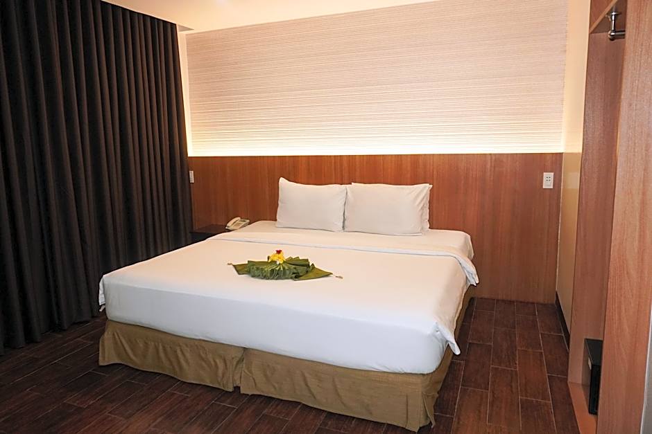 The Ritz Hotel at Garden Oases (Multiple-Use Hotel)