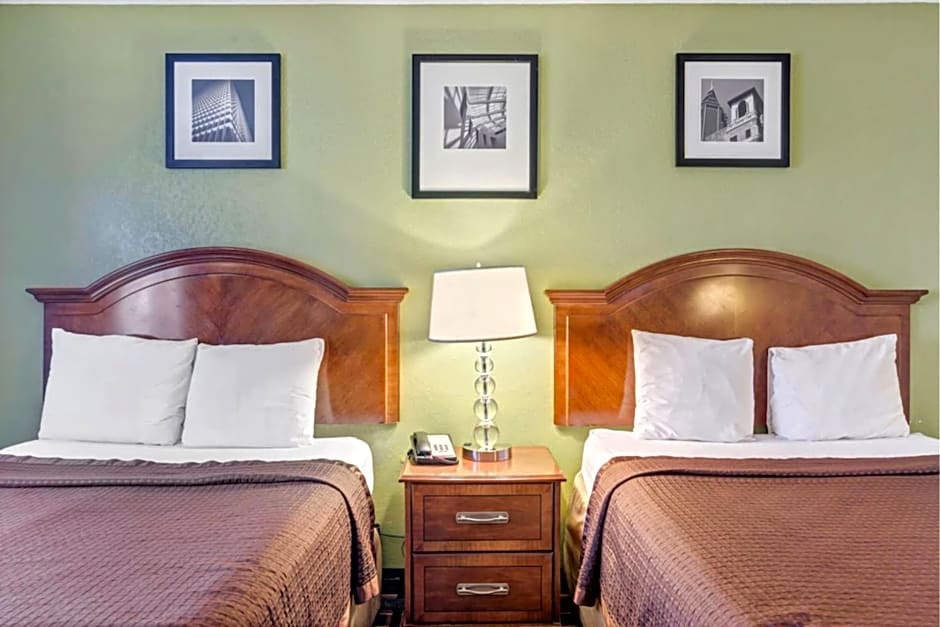 Travelodge by Wyndham Savannah Midtown