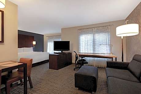 One-Bedroom King Corner Suite with Mountain View