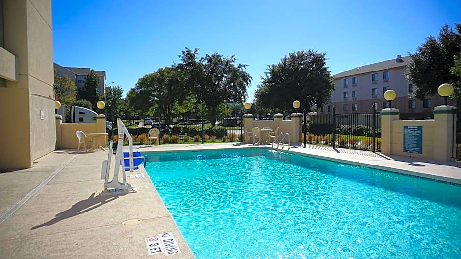 Baymont by Wyndham Arlington At Six Flags Dr