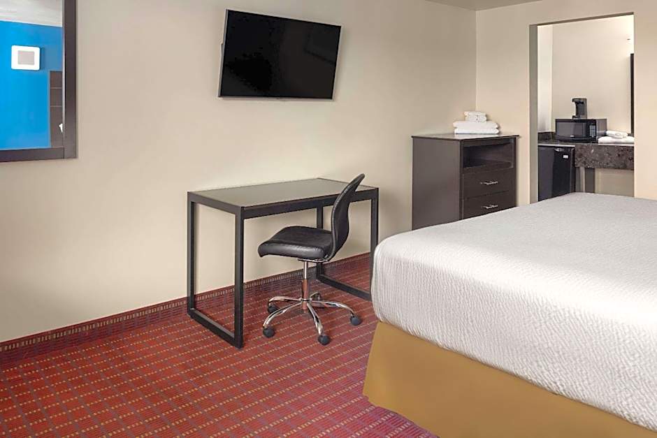 Travelodge by Wyndham Manhasset