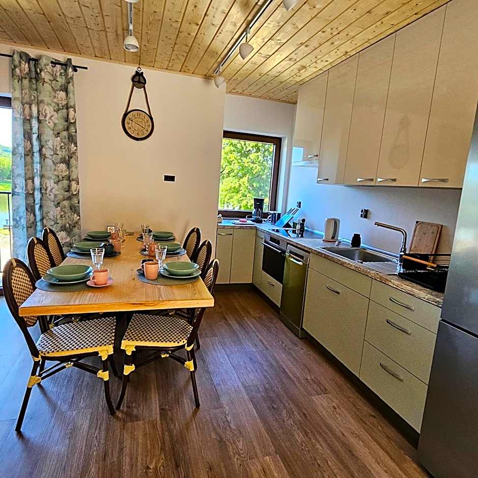 Przystań nad Sanem z widokiem na góry i rzekę