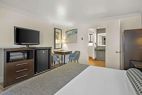 Accessible - 1 King Mobility Accessible Comm Assist Roll In Shower NSMK Full Breakfast