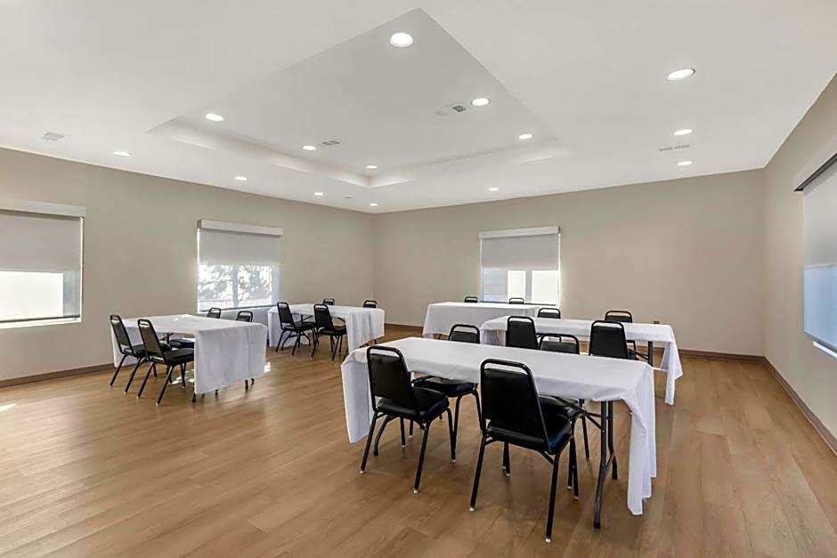 Comfort Inn & Suites Red Oak - Dallas Area