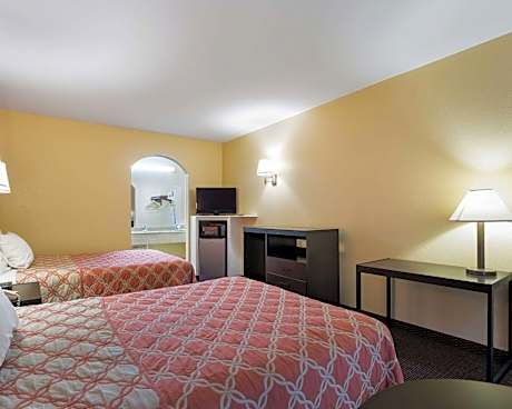2 Queen Beds - No Smoking