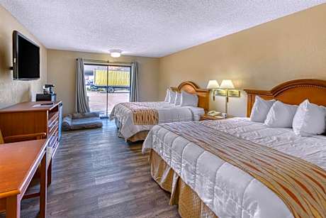 Queen Room with Two Queen Beds - Non-Smoking/Pet-Friendly