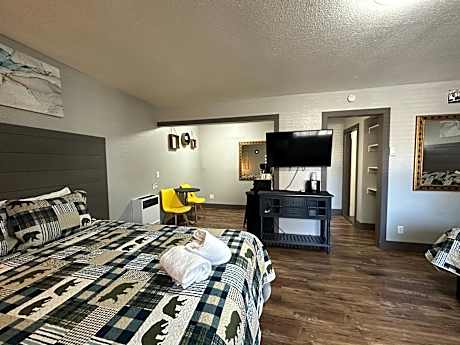 2 Queen Bed with Jetted Tub