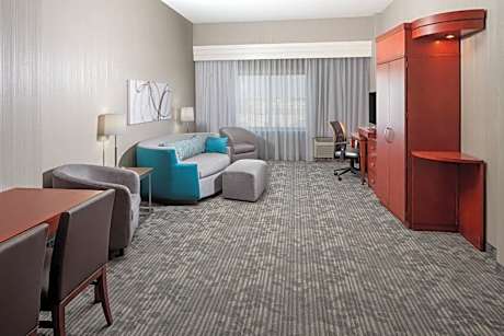 One-Bedroom King Suite with Tub - Hearing/Mobility Accessible