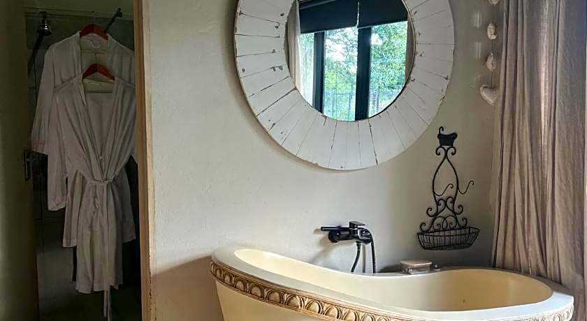 Simba Safaris African Pride Exotic Lodge