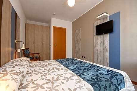 Superior One-Bedroom Apartment (5 Adults)  with Balcony or Terrace