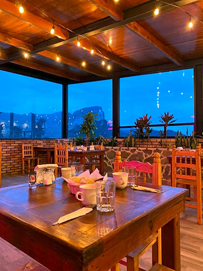 Hotel & Suites Cerro Roj0