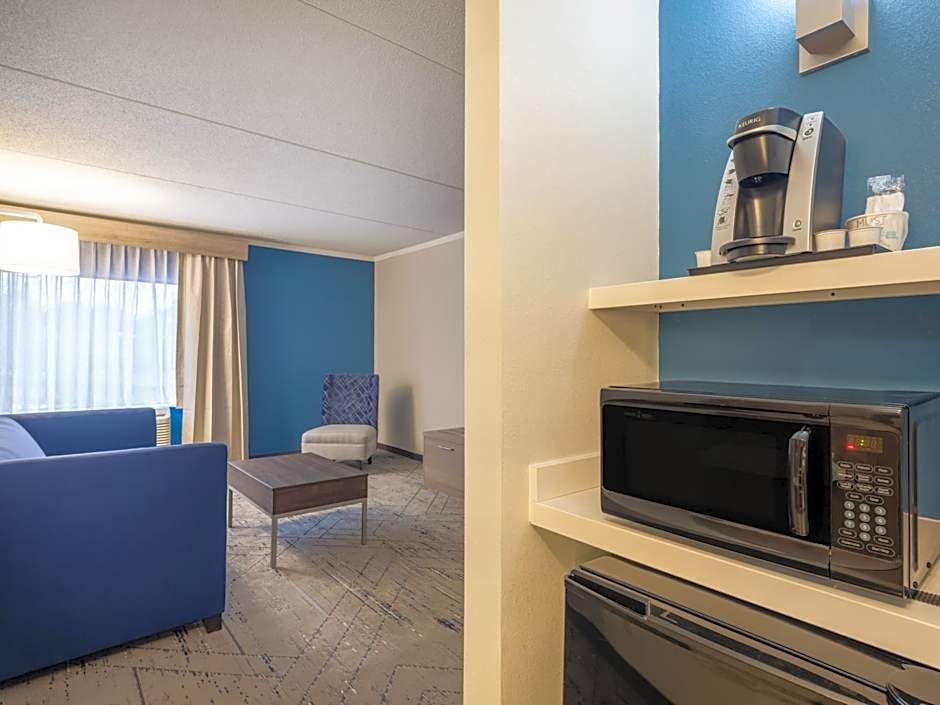 Holiday Inn Express & Suites Greensboro - (I-40 @ Wendover) By IHG