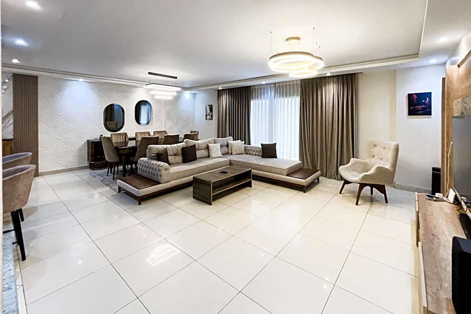 Calm & Classy 2BR - 5 min to Airport