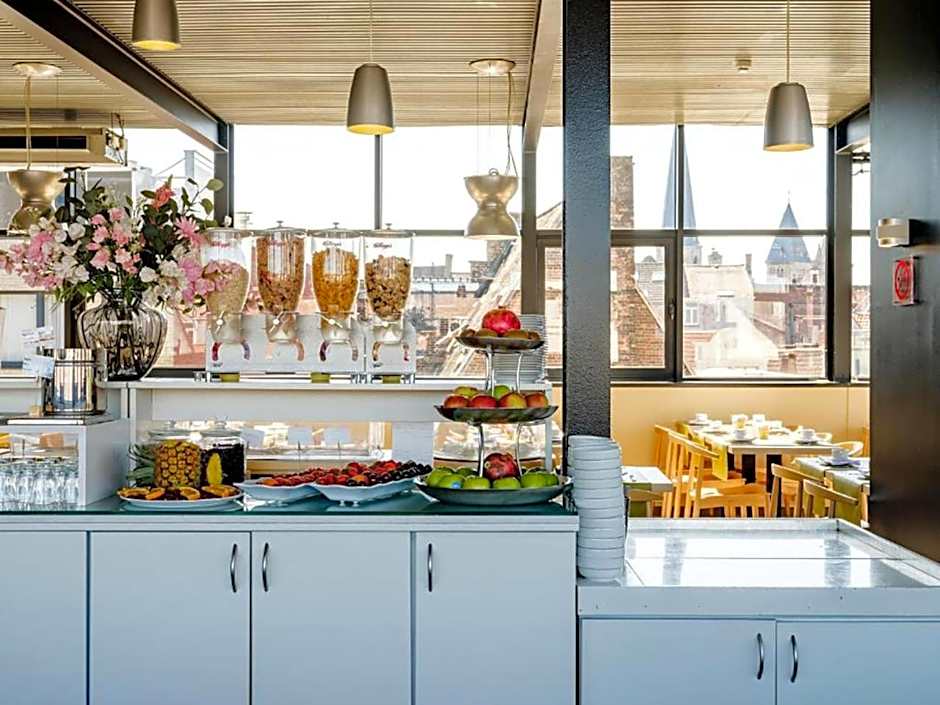 Budget Rooms by Ghent River
