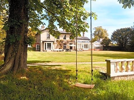Somerleyton Meadows - The Hideaway Hut & Hot Tub