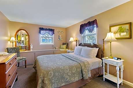 Two-Bedroom Cottage with Two Queen Beds