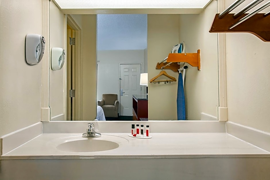 Travelodge by Wyndham Port Wentworth Savannah Area