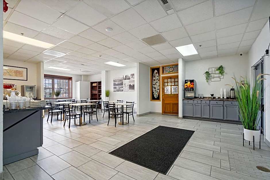 Econo Lodge Inn & Suites Waterloo