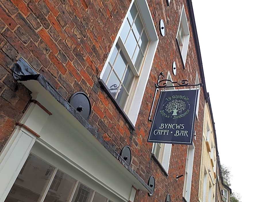 Ty Glyndwr Bunkhouse, Bar and cafe