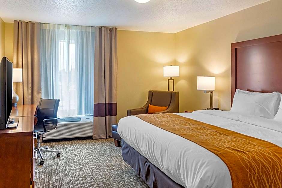 Comfort Inn DeKalb - Adjacent the University