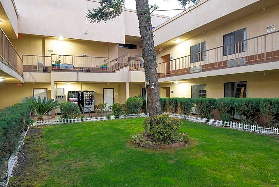 Days Inn & Suites by Wyndham Artesia