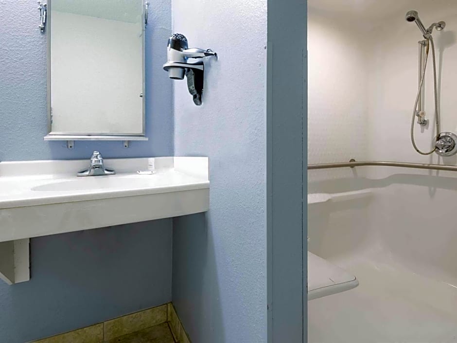 Microtel Inn & Suites By Wyndham Kansas City Airport