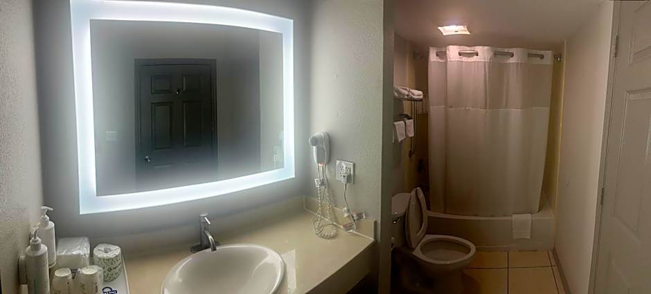 Days Inn & Suites by Wyndham Tampa near Ybor City