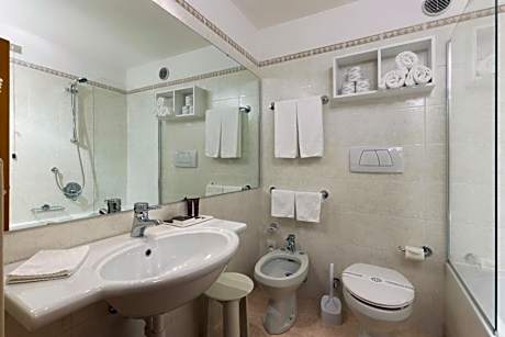 Family Room (2 Adults + 1 Child)