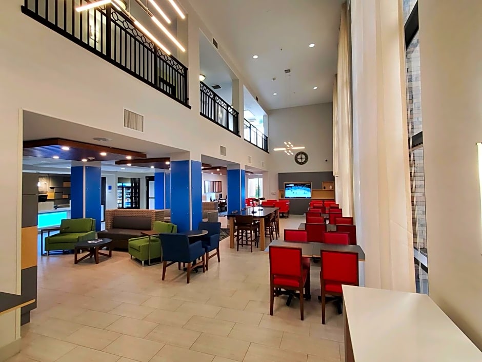 Holiday Inn Express & Suites Phoenix - Glendale Sports Dist By IHG