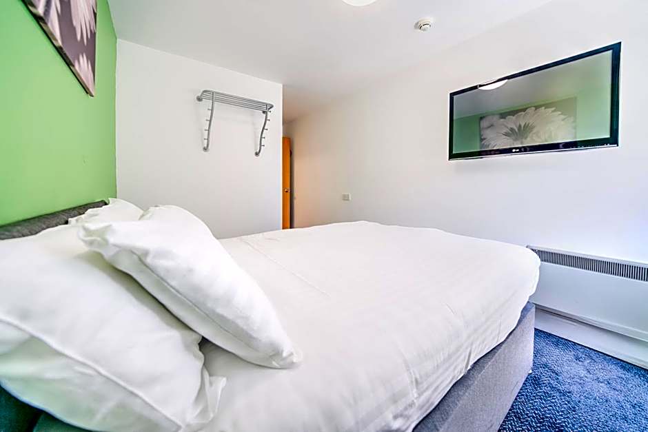 GO2 Gloucester Hotel by OYO