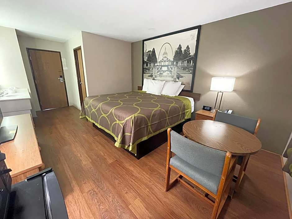 Super 8 by Wyndham Eureka/Six Flags Nearby