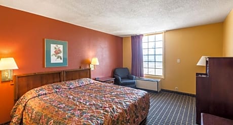 1 King Bed, Nonsmoking