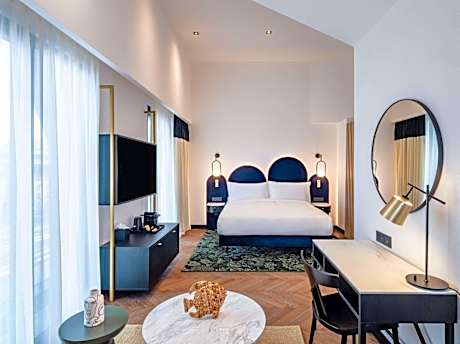 Deluxe Queen Room