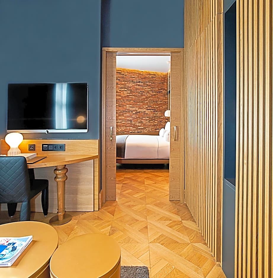 Monument Hotel