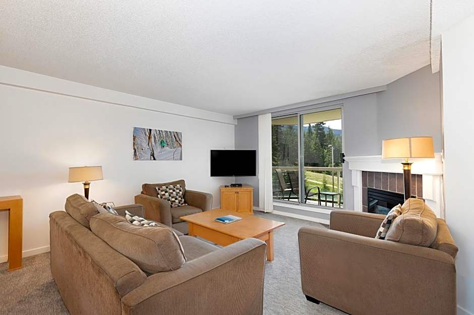 The Woodrun Lodge by Whiski Jack