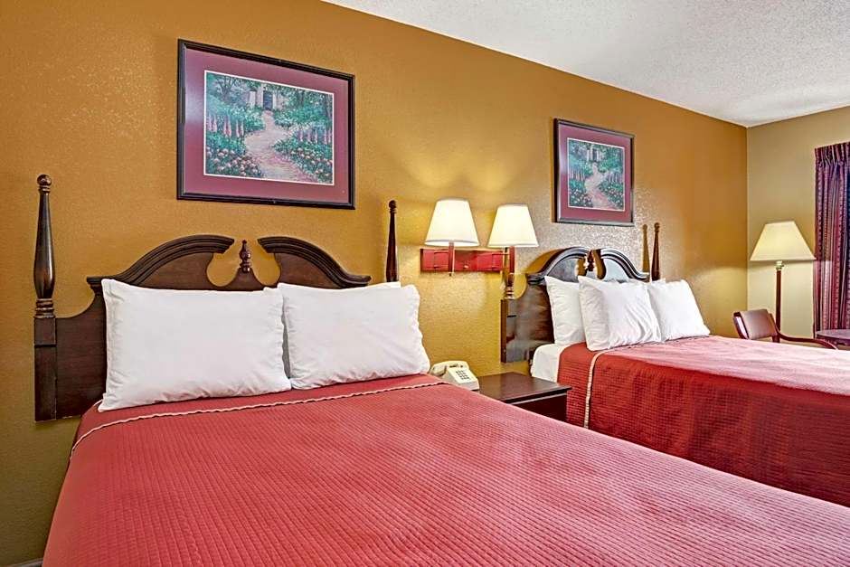 Travelodge by Wyndham Forest Park Atlanta South