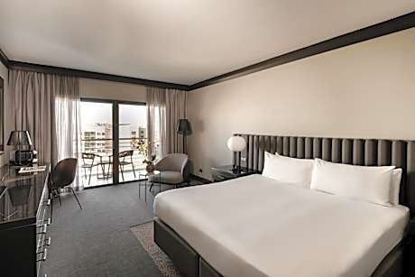 Classic King Room with Garden View and Club Lounge Access