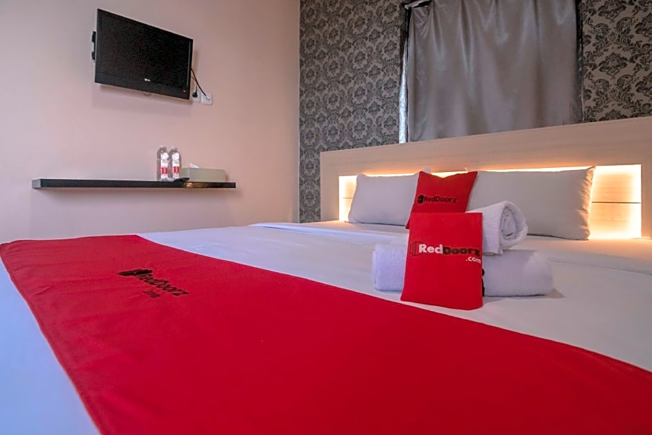 RedDoorz near RS Husada