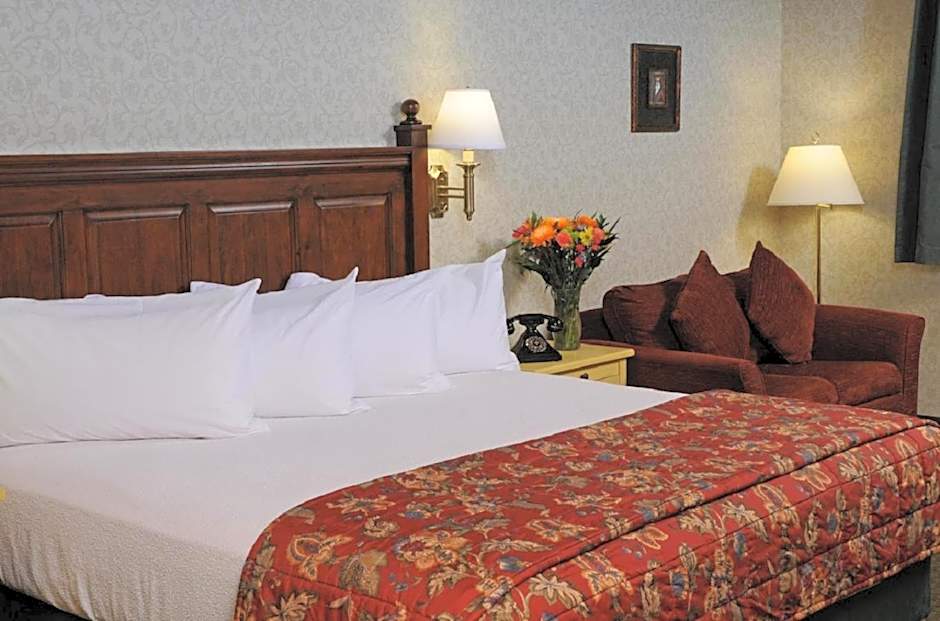 Pike's Waterfront Lodge