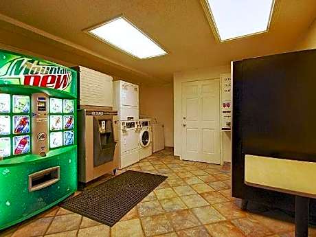 Super 6 Inn & Suites