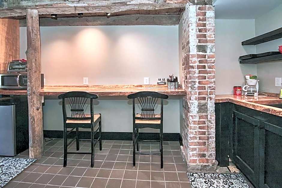 Craftsman Hideaway at the 1841 Farmhouse