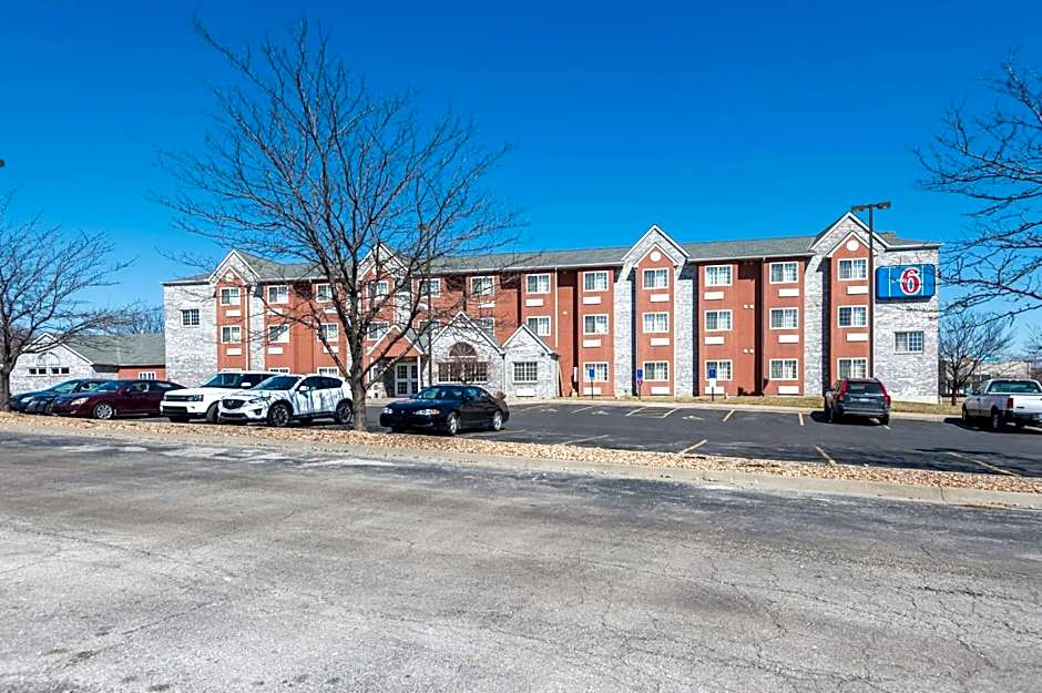 Motel 6-Olathe, KS