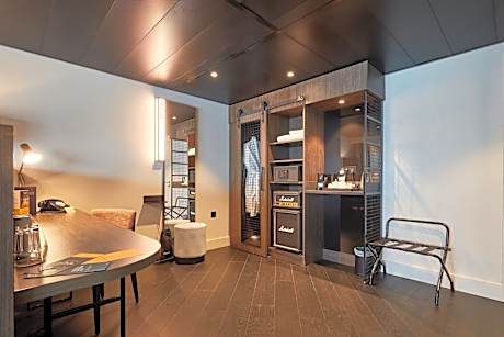 King Suite with Rooftop Terrace/Hot Tub/ Outdoor Living Area