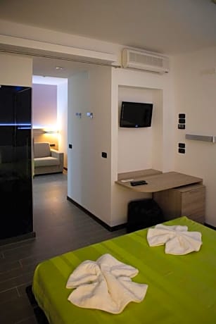 Queen Suite (2 Adults +2 Children)