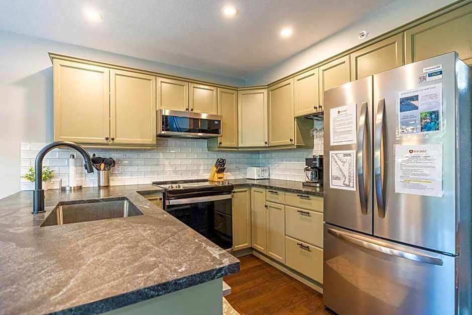 Ski In & 15 Minute Walk to the Lifts Hot Tub AC Pet Friendly