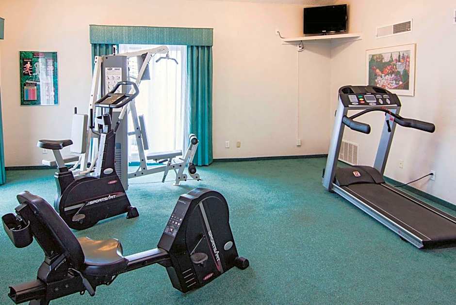 La Quinta Inn & Suites by Wyndham Indianapolis Airport Lynhurst