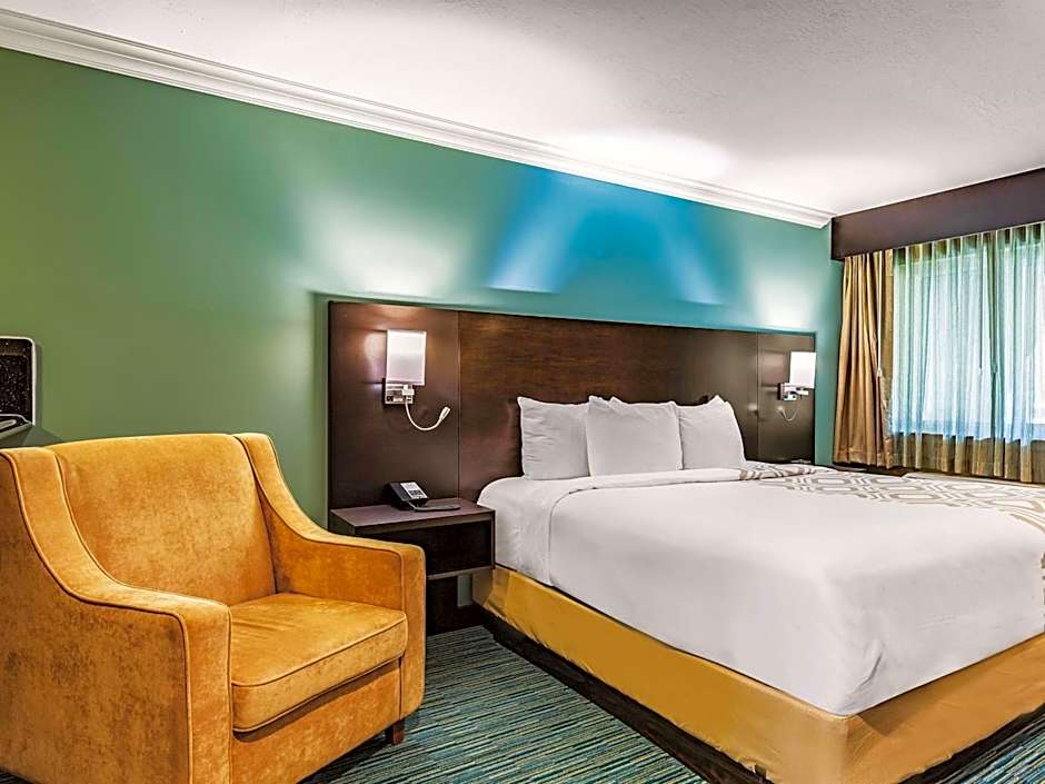 Photo 1 of 1 of Deluxe 1 King Bed, Mobility Accessible, Grab Bars, Bathtub